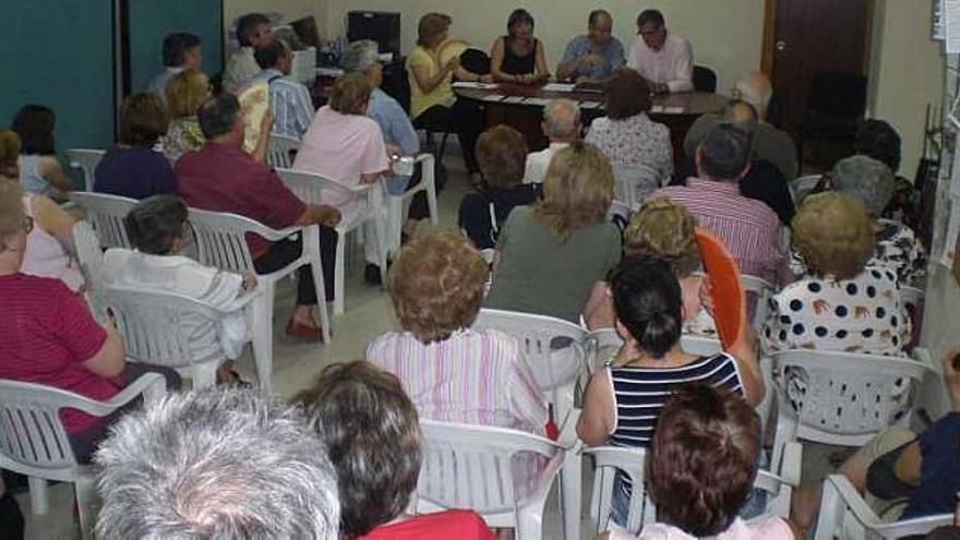 Asamblea en la que Sedano anunció los realojos.