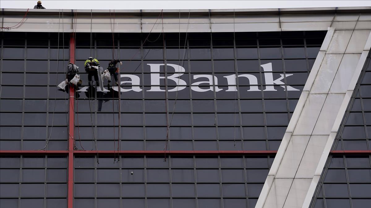 MADRID  27 03 2021  ECONOMIA  Cambio de logotipo de Bankia por el de Caixabank en la Torre Kio   FOTO  JOSE LUIS ROCA