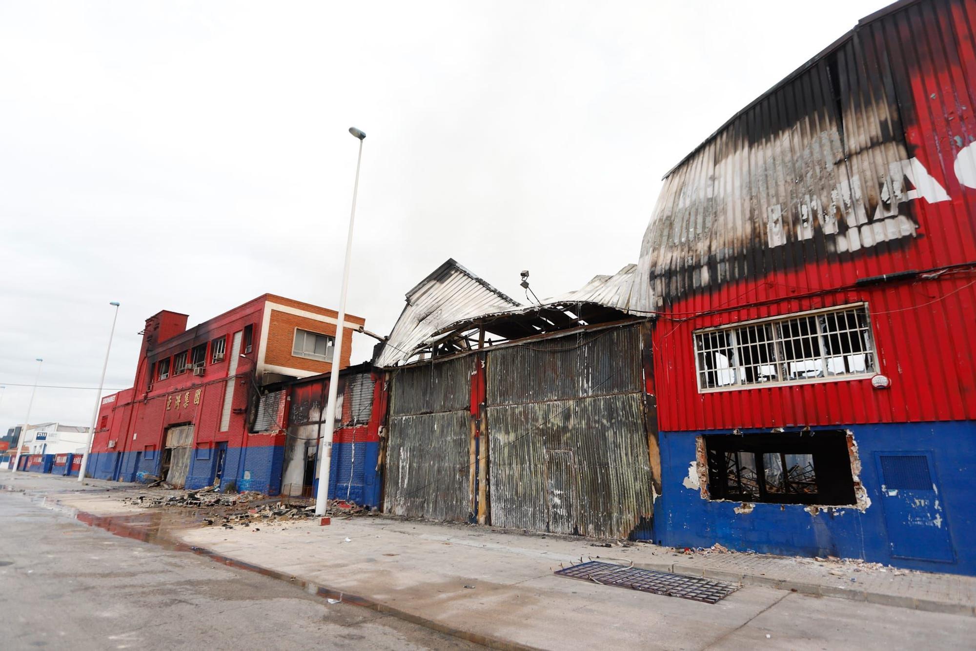 Así han quedado las tres naves incendiadas en Manises del mayor importador de productos chinos de la C. Valenciana