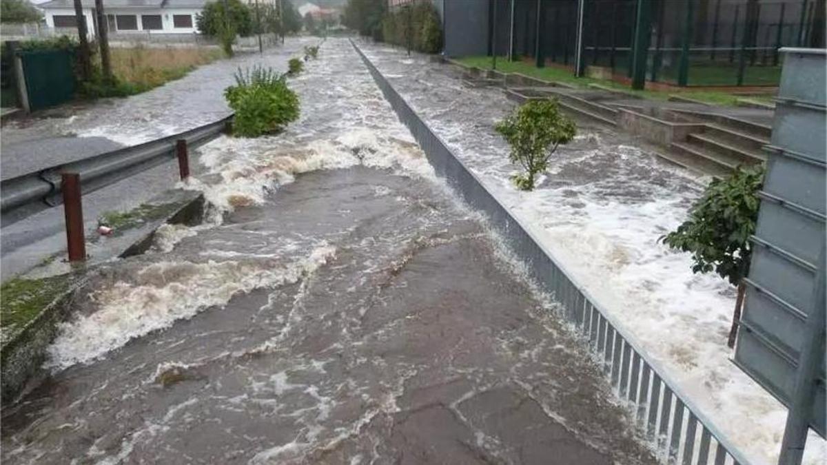 Imagen de archivo del desbordamiento de un río en Costa da Morte.