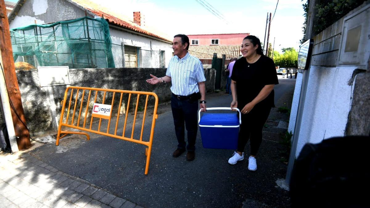 Pedro Campos sale de su casa con un refrigerio para los periodistas antes de ir a buscar al rey emérito.