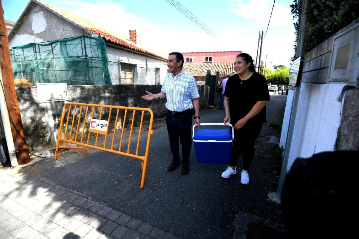 Pedro Campos sale de su casa con un refrigerio para los periodistas antes de ir a buscar al rey emérito Juan Carlos I que llega a Peinador (Vigo). 19 mayo 2020. Carlos García