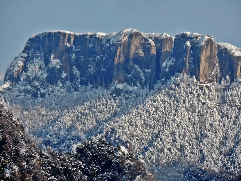 Prepirineu. La serra de Busa, al Solsonès, amb un cel clar, un raig de sol i una bona nevada; és el temps que vam tenir dissabte de la setmana passada.