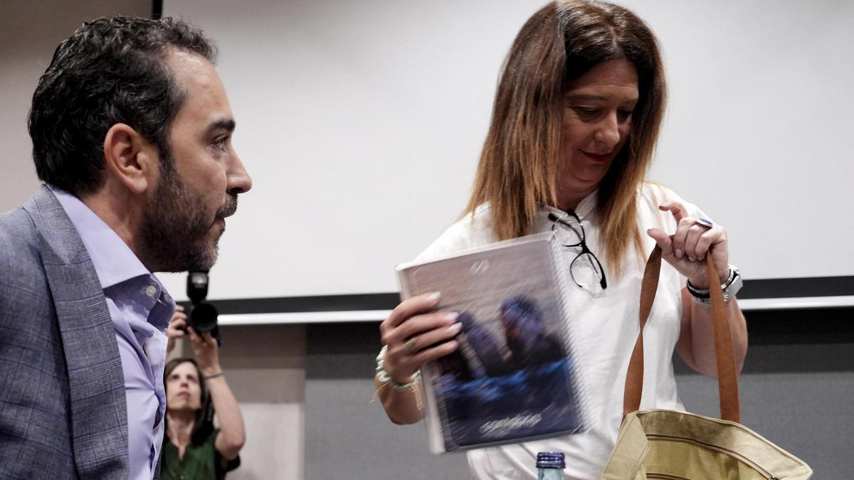Leire Díez en la rueda de prensa que ha ofrecido y ha aparecido Víctor de Aldama.