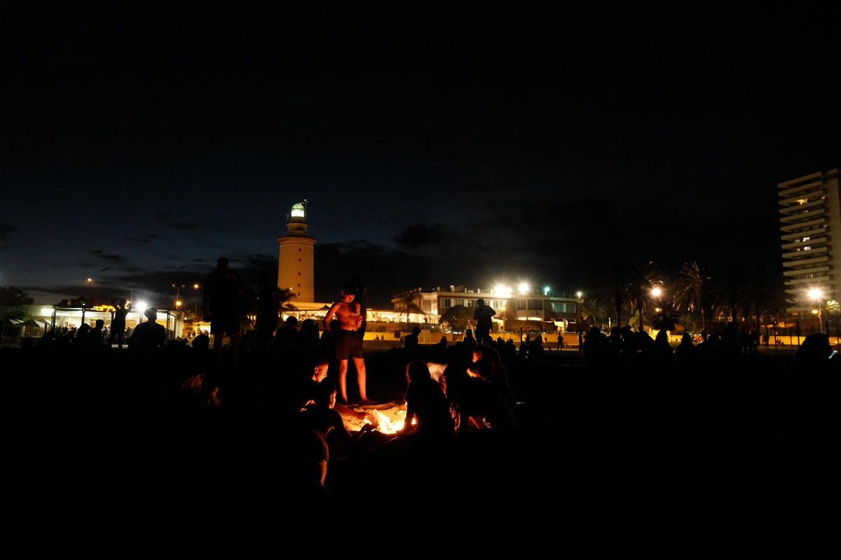 Málaga celebra una noche de San Juan llenando las playas de hogueras y fiesta