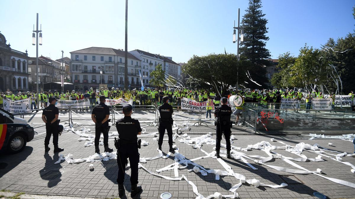 Trabajadores de Ence y auxiliares cortan el tráfico en los accesos a Pontevedra