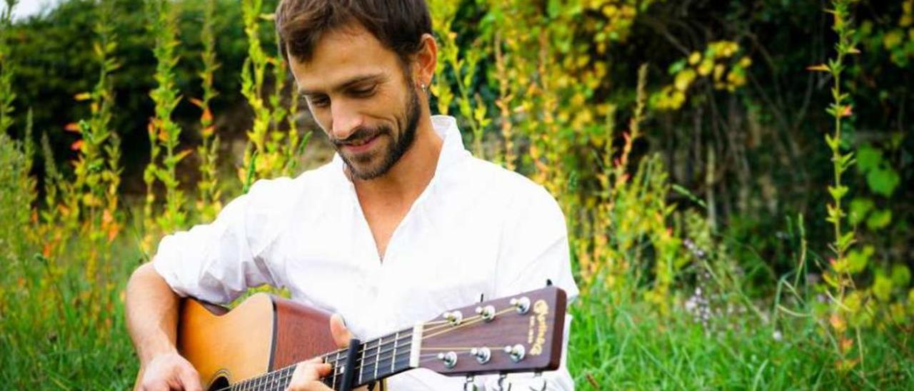 Ravi Ram disfrutando con su guitarra en su tiempo de ocio.