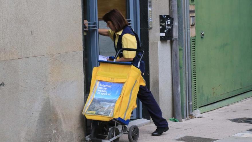 Una cartera hace el reparto en la capital.