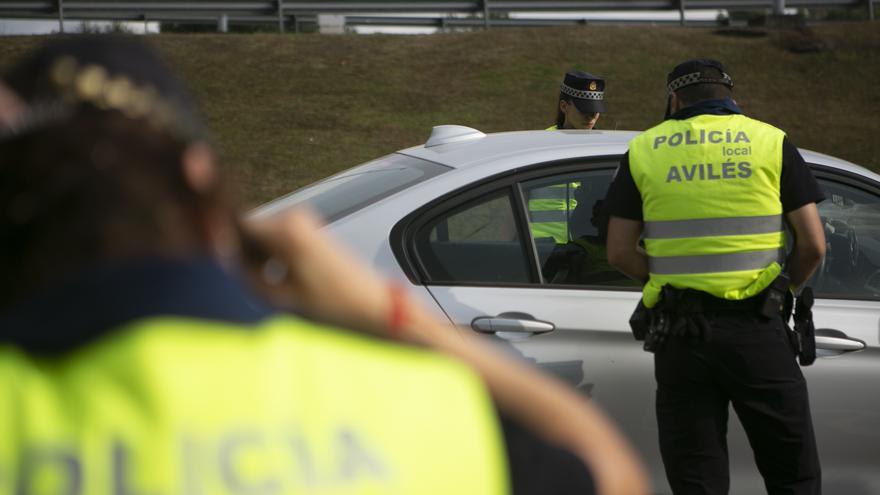 Un control de alcoholemia a un conductor en Avilés acaba con dos pasajeros detenidos por acometer contra los agentes