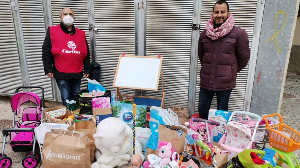 La PB Tivenys entrega los juguetes a Cáritas