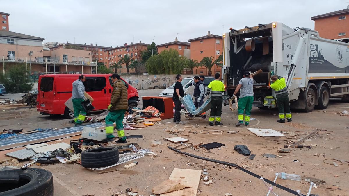 Servicio extraordinario de limpieza en el barrio La Coma.