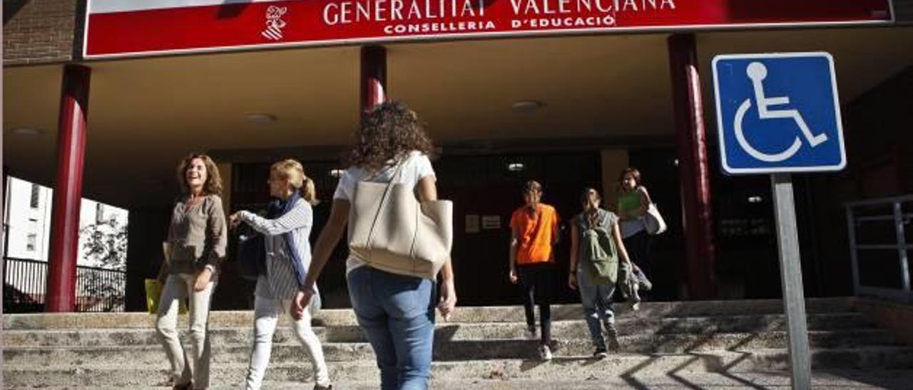 Alumnos entrando en la Escuela Oficial de Idiomas de Alcoy para completar los trámites de la matrícula.