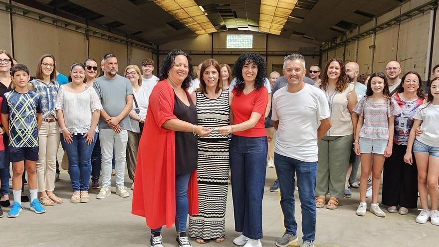 El regalo más esperado: El Ayuntamiento de Tavernes de la Valldigna cede un local a las comisiones falleras para guardar los monumentos y las plataformas
