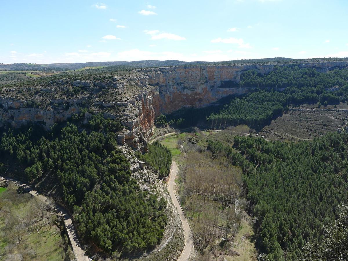 Los muros calcáreos del Río Mesa conducen a Jaraba.