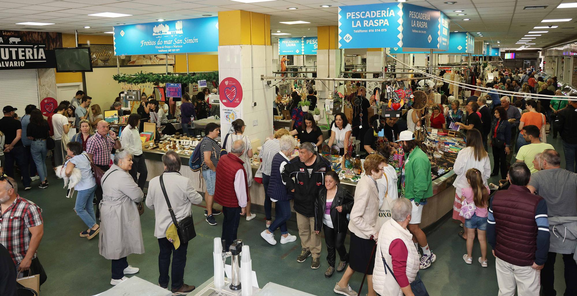 Celebración del Mercado de Arte en la plaza de abastos de O Calvario