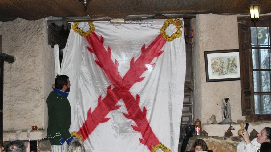 Reproducción de una de las banderas, con el escudo de Pontevedra en los extremos de las aspas.   | // FDV