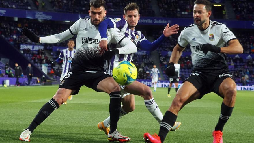 De la Bella y Pablo Vázquez defienden una jugada en el partido de ayer disputado en el José Zorrilla. | LOF