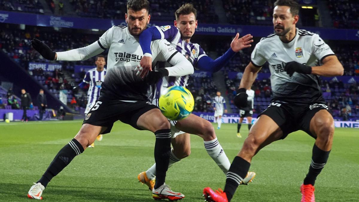 De la Bella y Pablo Vázquez defienden una jugada en el partido de ayer disputado en el José Zorrilla. | LOF