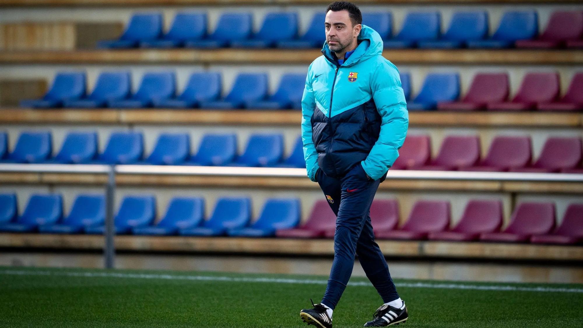 Xavi Hernández entra al campo de entrenamiento.