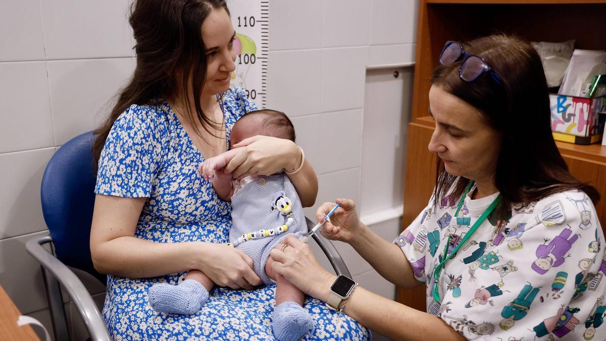 Un lactante recibe una vacuna en un centro de salud de Córdoba.