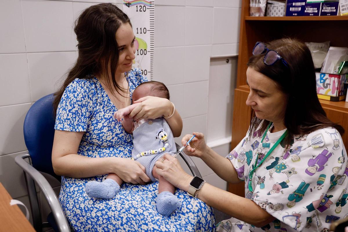 Un lactante recibe una vacuna en un centro de salud de Córdoba.