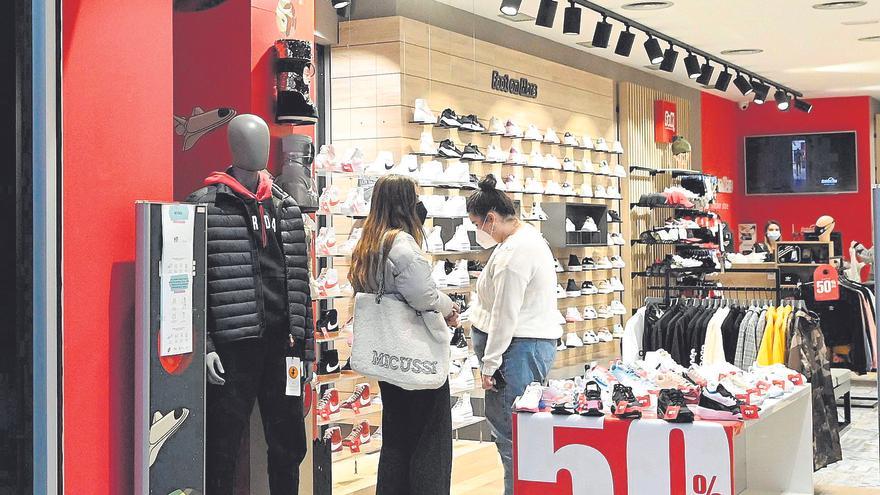 Rebajas en pleno abril en una tienda del centro de Castelló.