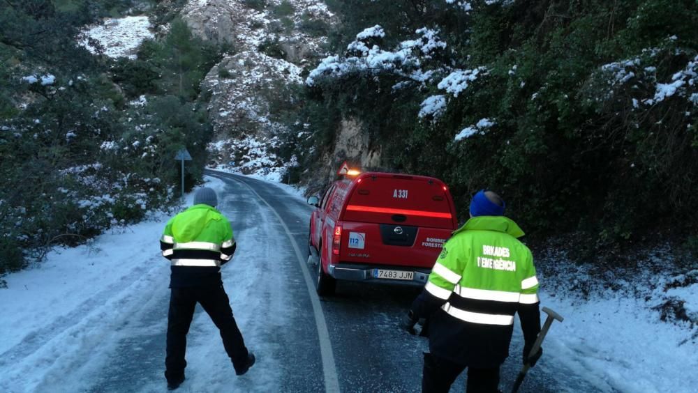 Los bomberos forestales distribuyen sal en la carretera de subida a la Font Roja.