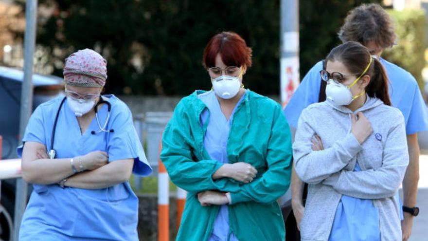 Sanitarios con mascarillas en el exterior del Hospital de Padua, en Italia.