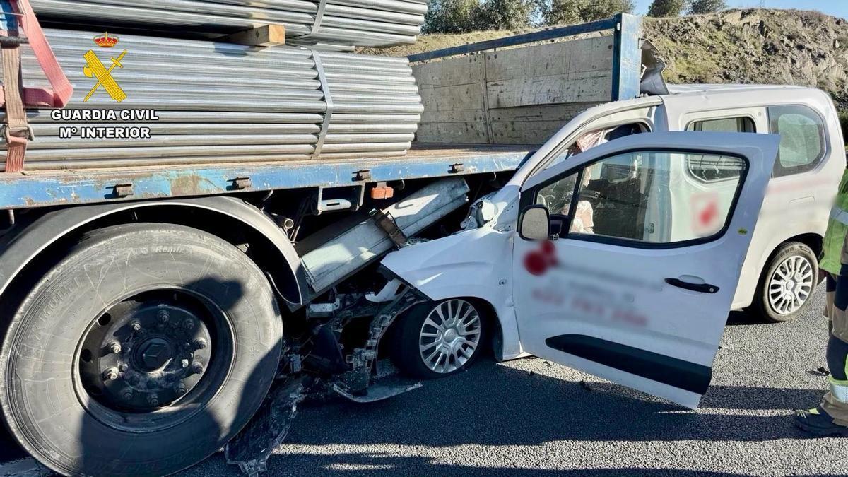 accidente-de-tr-fico-en-plasencia-un-choque-entre-un-cami-n-y-un
