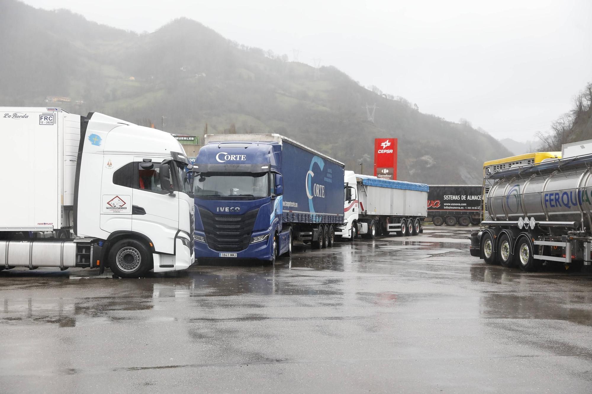 EN IMÁGENES: Camioneros retenidos por la nieve en Lena