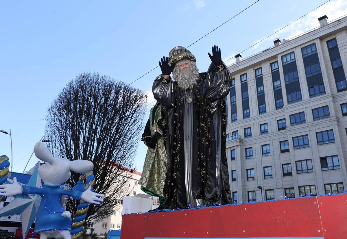 Mucho colorido y más caramelos en la Cabalgata de los Reyes Magos en Vigo