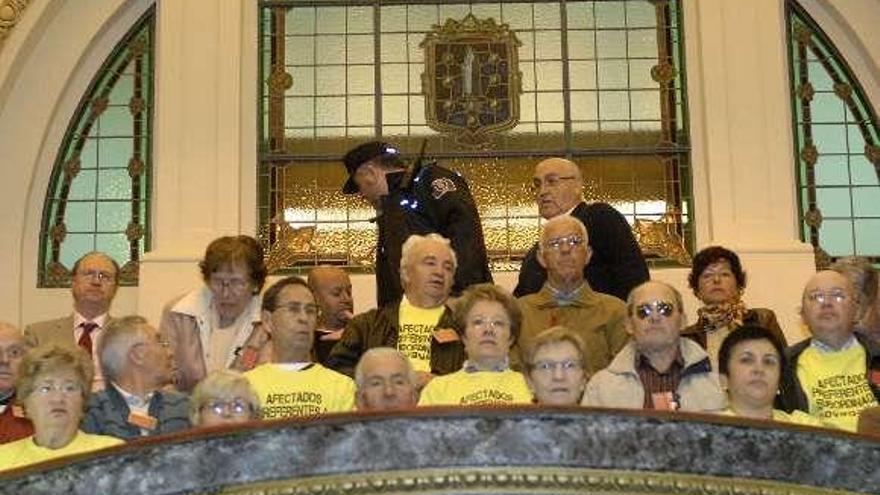 Miembros de la plataforma de afectados, en el pleno, ayer. / c.pardellas