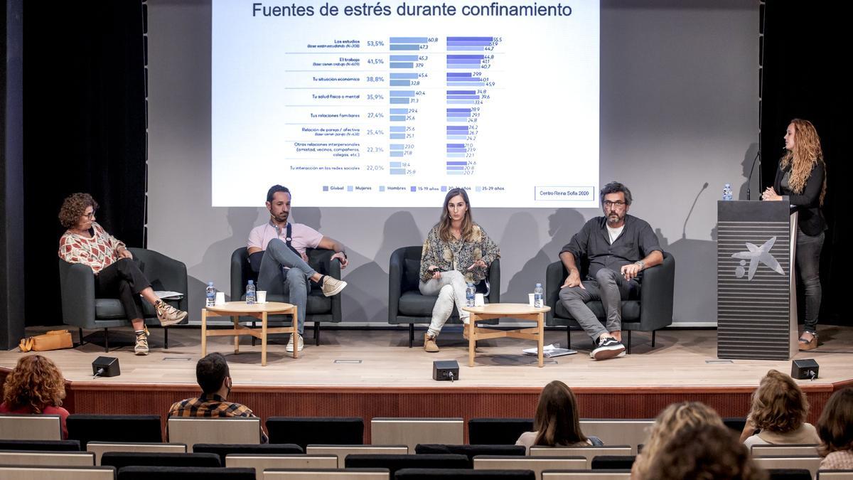 Mari Cruz Briz, cooperativa Jovent; Silvestre del Río, policía de menores; Sara Mesa León, psicóloga; y Juan José Sánchez, IMAS, el martes en CaixaForum