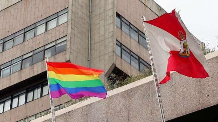 La bandera del movimiento gay junto a la de Vigo, en el Concello.