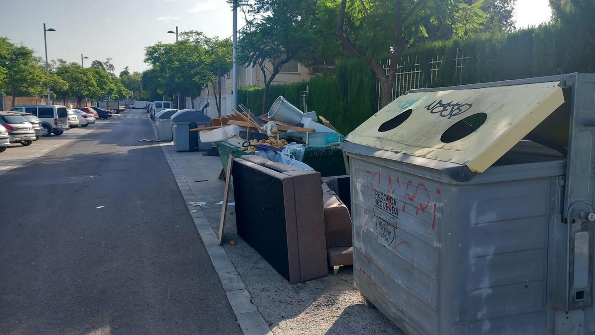 Los contenedores están llenos de muebles y otros enseres abandonados.
