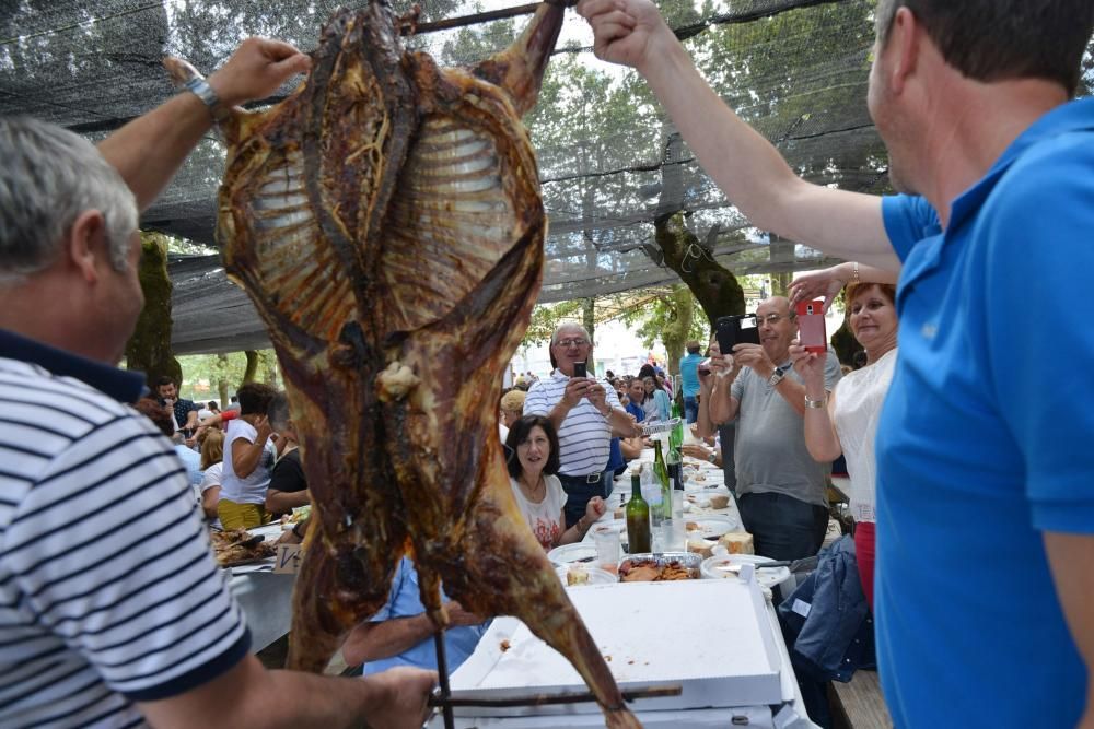 Moraña fue hoy el templo del carneiro ao espeto, plato que degustaron los vecinos y los visitantes acompañado de empanadas de zorza o bacalao con pasas