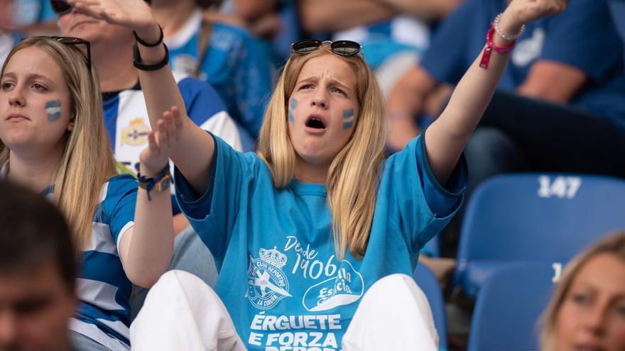 Aficionadas del Dépor en el último partido del pasado curso en Riazor, ante el Castellón. |  // CASTELEIRO / ROLLER A.