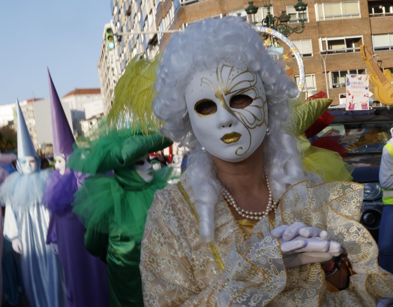 Máscaras, plumas y mucho brillo para disfrutar del fantástico mundo del entroido