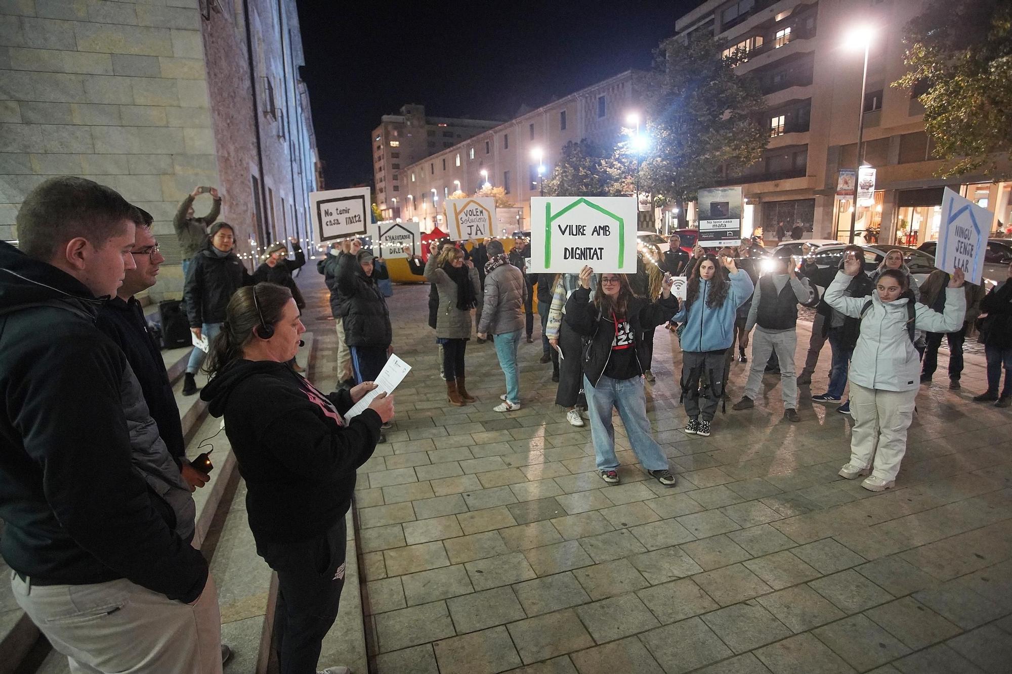 Galeria d'imatges: Flashmob a Girona per les persones sense llar