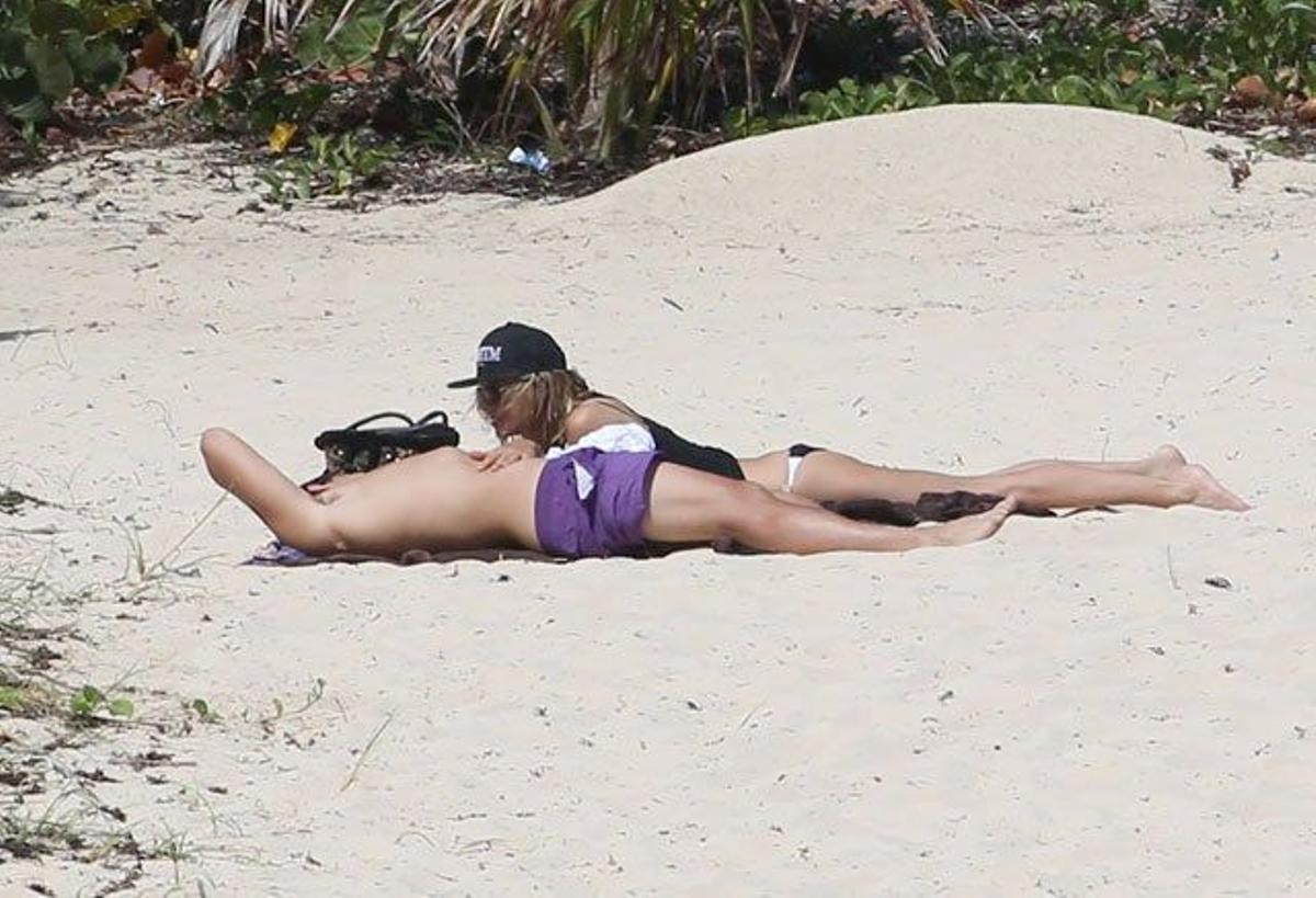 Heidi Klum habla con Vito Schnabel mientras están tumbados en la arena