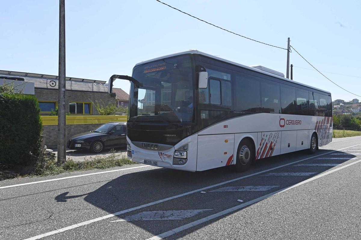Autobús de línea circulando por Cangas.
