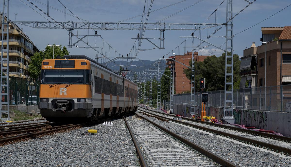 Un tren circula por la red de Rodalies en Granollers, una de las estaciones de la futura línea orbital ferroviaria.