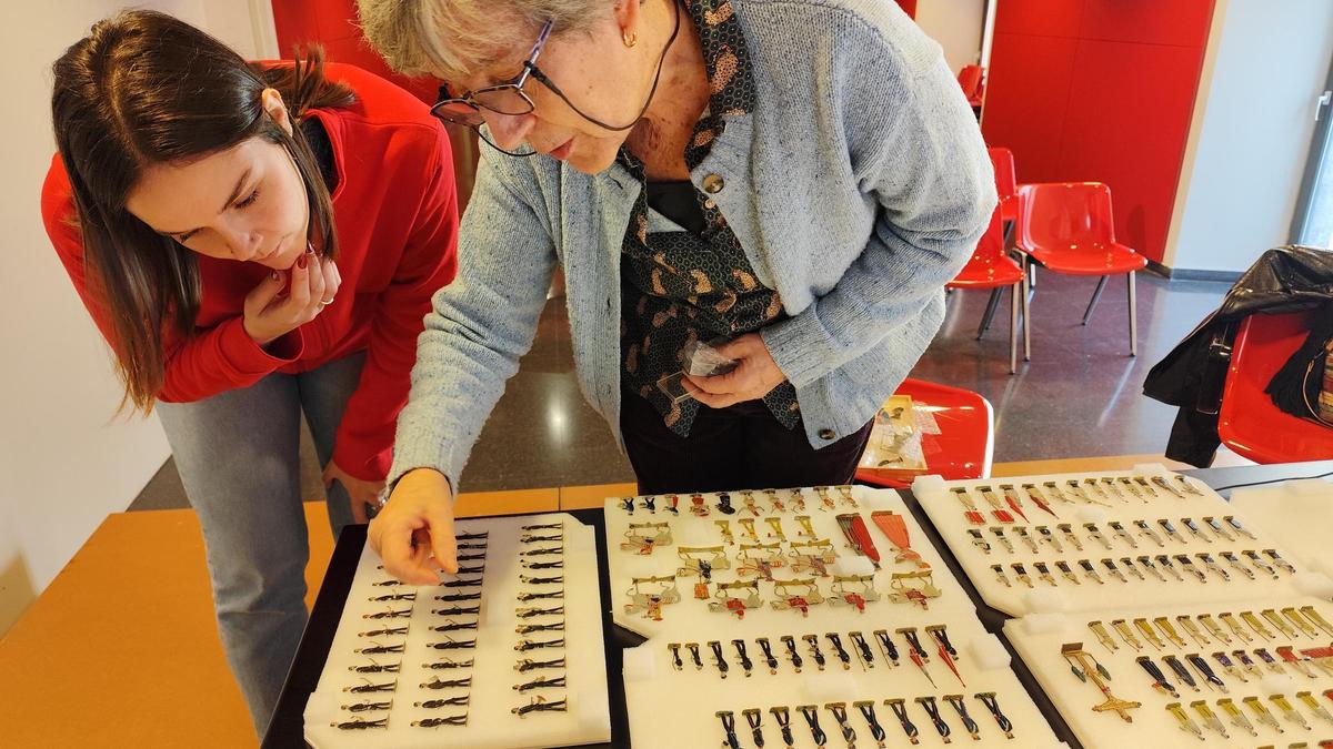 La conservadora del Museu del Joguet de Catalunya, Alba Fernández, i la investigadora Rosa Capell contemplant les figures de la Processó de Corpus del 1887.