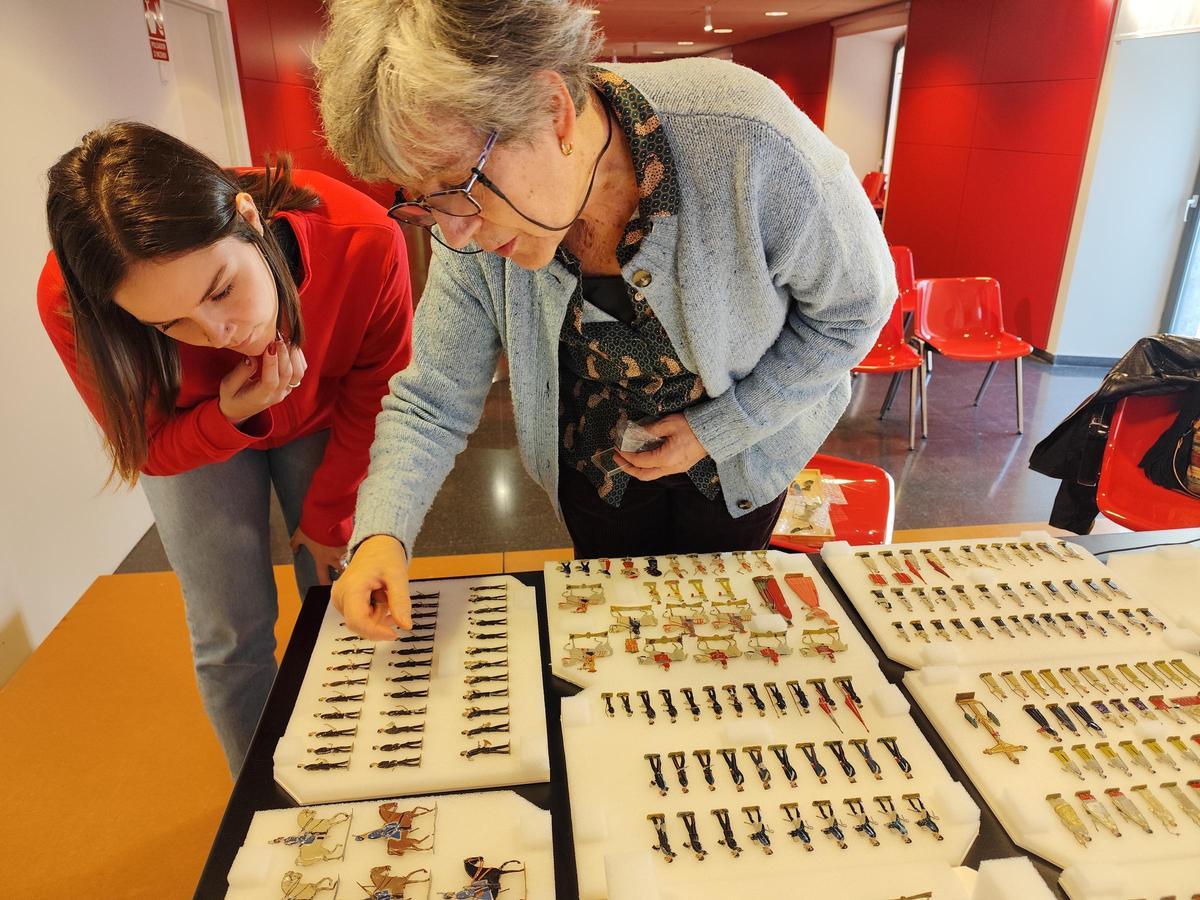 La conservadora del Museu del Joguet de Catalunya, Alba Fernández, i la investigadora Rosa Capell contemplant les figures de la Processó de Corpus del 1887.