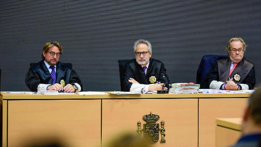 De izquierda a derecha, Salvador Alba, Emilio Moya y Carlos Vielba en una imagen de archivo durante un juicio en la Audiencia Provincial de Las Palmas.