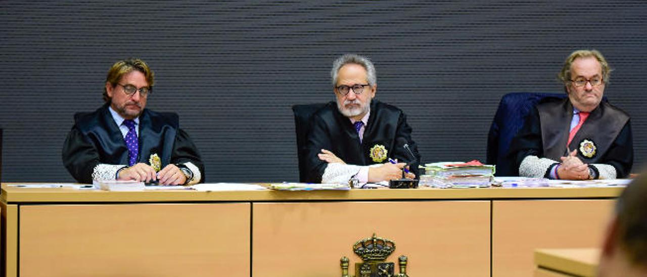 De izquierda a derecha, Salvador Alba, Emilio Moya y Carlos Vielba en una imagen de archivo durante un juicio en la Audiencia Provincial de Las Palmas.