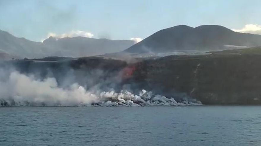 La lava del volcán de La Palma crea un delta en la costa de Tazacorte