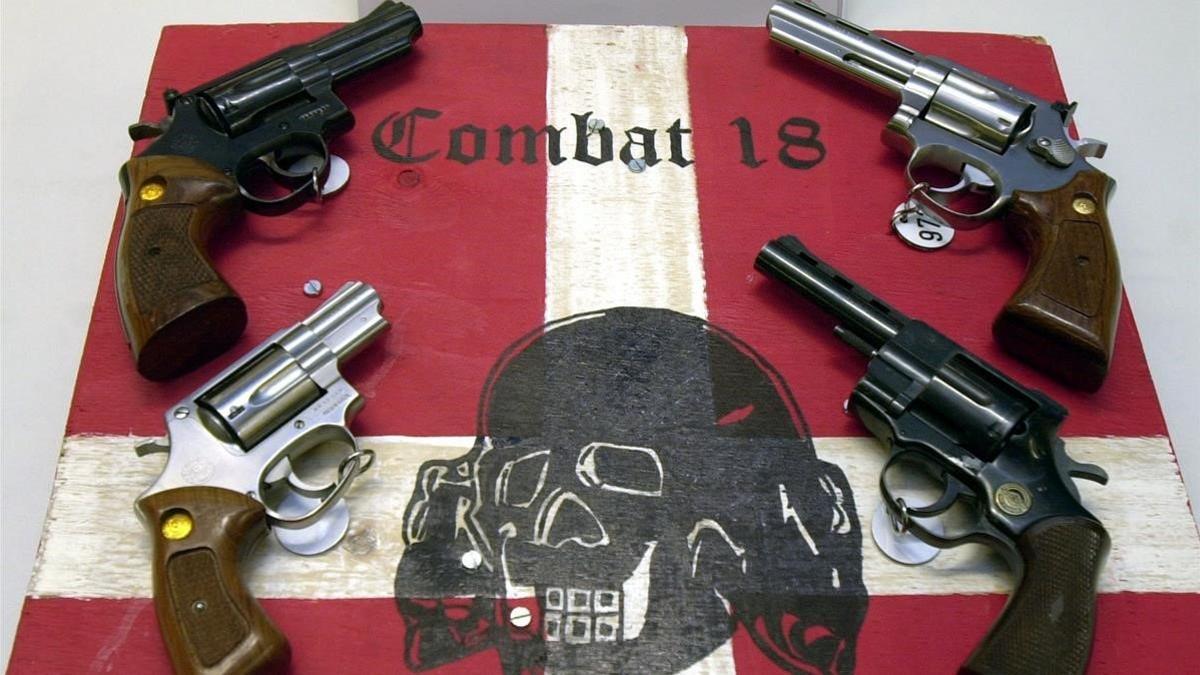 Armas decomisadas por la policía a miembros del grupo neonazi Combat 18.