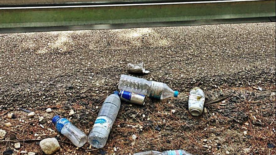 Acumulanción de botellas y latas en el acceso de Costa de la Calma.