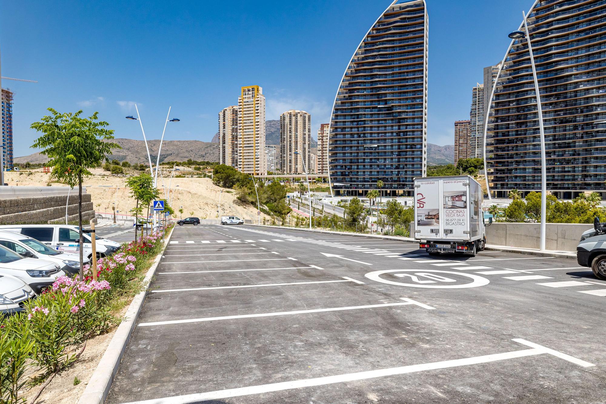 Los nuevos viales del sector 2/1 se abren este lunes al tráfico tras más de un año de obras de urbanización | La prolongación de tres avenidas permite conectar la zona norte de la avenida Vicente Pérez Devesa con la zona sur de Armada Española